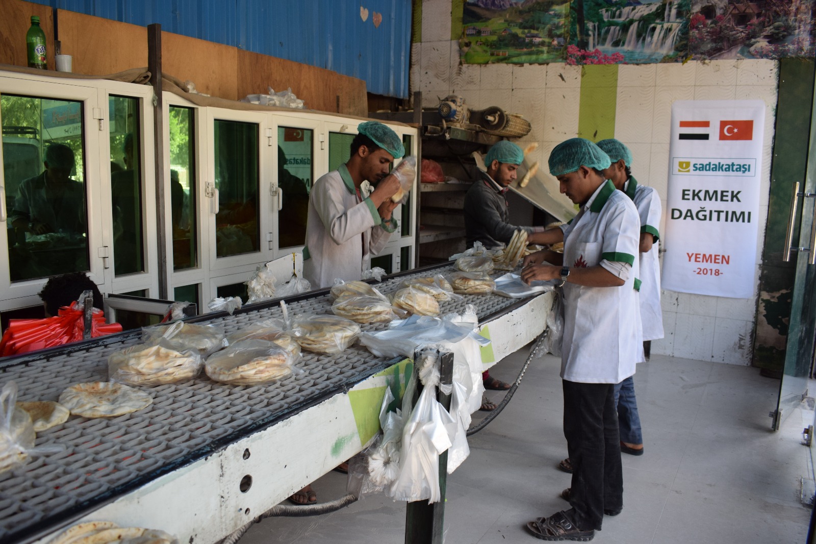 Yemen'de ekmek dağıtımı